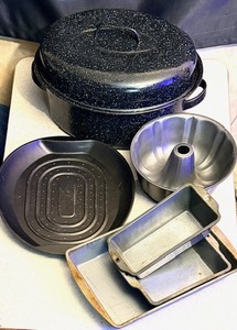 lot 39 image: Vintage Black White Speckled Enamelware Graniteware Roasting Pan, Bundt Cake Pan, &amp Other Assorted Baking Pans