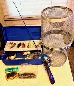 lot 61 image: Star Wars Childs Rod and Reel Combo, FishBait Trap, &amp Vintage Tackle Box WTackle