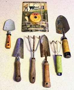 lot 92 image: Six (6) Garden Hand Tools &amp Weed Wizard II Durable Nylon Blades
