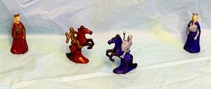 lot 118 image: Vintage Medieval Mounted Fighting Knights W Opposing Queens Toy Figures
