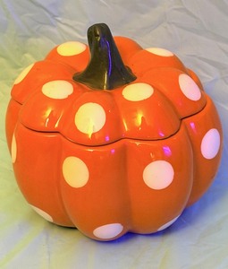 lot 124 image: GOOSE CREEK CANDLE FIGURAL ORANGE &amp WHITEPOLKA DOT PUMPKIN