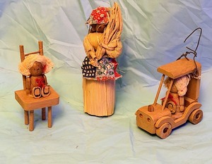 lot 125 image: Vintage 1960s Corn Husk Doll and Wooden Ornaments&nbspHandmade By Ritchie Family Of Kentucky