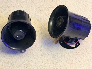 lot 155 image: Outdoor Security Alarm SirensLoud Alarm Horn 110dB