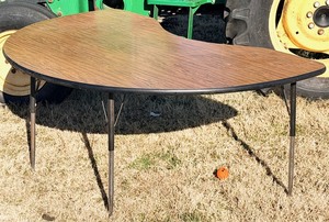 lot 207 image: Kidney-Shaped School Activity Table With a WoodGrain Laminate Top