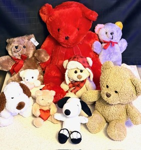 lot 226 image: Seven (7) Teddy Bears &amp Snoopy and a Pal - from such as Old Navy,Russ, &amp Napco