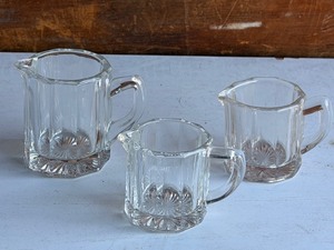 lot 253 image: Three (3) Sizes of Vintage Indiana Peerless Colonial Mini Creamers or Syrup Pitchers