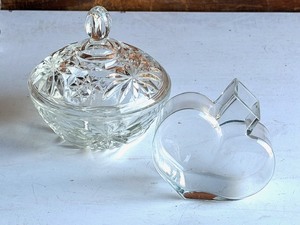 lot 256 image: Vintage Anchor Hocking Early American Prescut (EAPC)Clear Glass Covered Candy Dish &amp&nbspKosta Boda Vintage Clear Tilted Heart 3 34 Bud Vase&nbsp