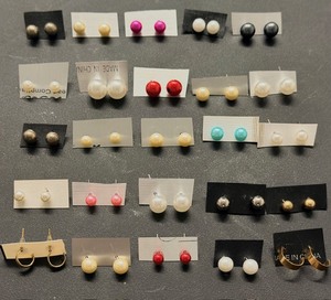 lot 279 image: Nice Selection of Twenty-Five (25) Fashion Earrings&nbsp