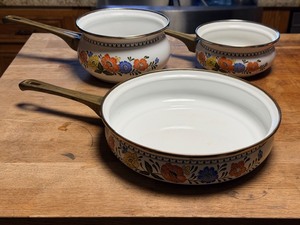 lot 285 image: Vintage MCM Newcor Regency Spanish Gourmet Flower Power Enamelware Set of Three (3) Featuring a Vibrant Floral Design&nbsp&amp Brass Handles