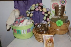 lot 54 image: Easter dcor and baskets