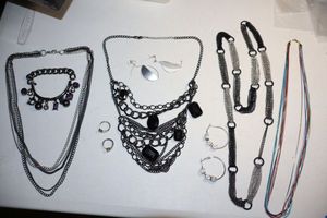 lot 76 image: Chain link jewelry