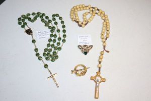 lot 83 image: Jewelry Irish harp St. Patricks rosary, wood beaded rosary, Soolor Celtic pin
