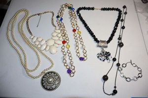 lot 93 image: Variety jewelry selection