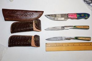 lot 26 image: Damascus steel knives - Hunting knife, and folding pocketknives