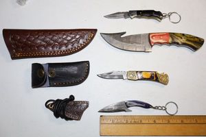 lot 28 image: Damascus steel knives - Hunting knife, folding pocketknife, and keychain knives