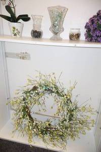 lot 165 image: Home decor Spring flowers and wreath, crystal vase with glass marbles