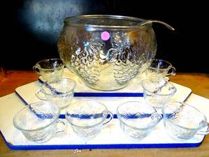 lot 31 image: LARGE PUNCHBOWL WITH GLASSES AND LADLE (10PC)