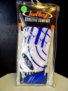 lot 53 image: KELLEY ATHLETIC COMPANY GOLF GLOVE - NIP - SIZE SMALL