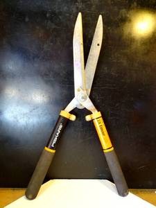 lot 78 image: FISCARS GARDEN SHEARS