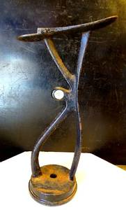 lot 190 image: ANTIQUE SHOESHINE FOOT REST - ALL CAST METAL