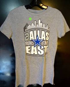 lot 191 image: DALLAS COWBOYS RUNS THE EAST T-SHIRT SIZE XS