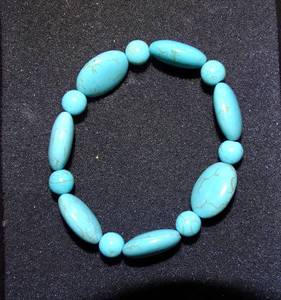 lot 160 image: ELEGANT JADE STONE ELASTIC BRACELET - AUTHENTICITY UNKNOWN