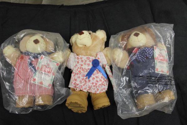 lot 53 image: Three Vintage Furskins Collection Bears Promotional Bears for Wendys Restaurants&nbsp