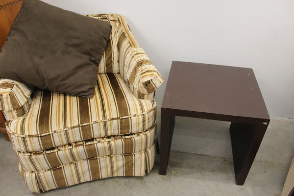 lot 89 image: Vintage Comfy Chair with pillow and side table