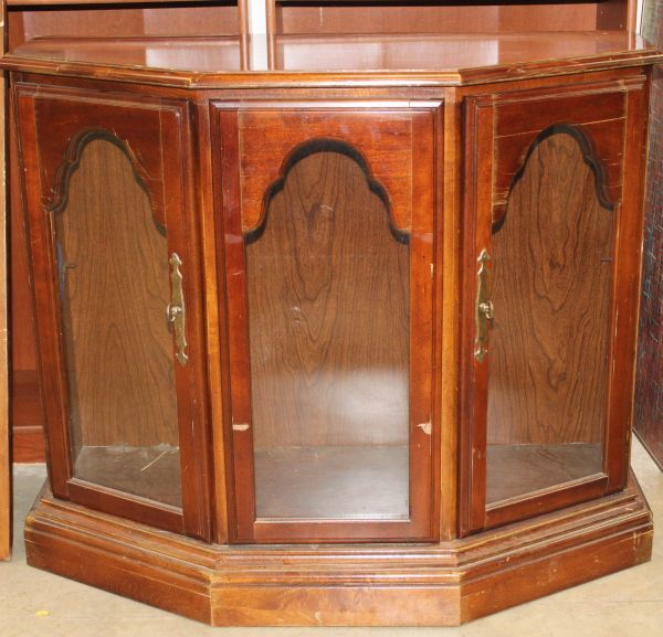 lot 80 image: Vintage curio cabinet