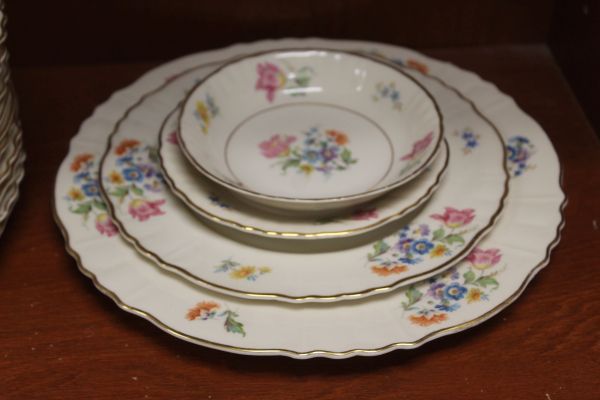 lot 101 image: Dinnerware Aberdeen China 42 Pieces