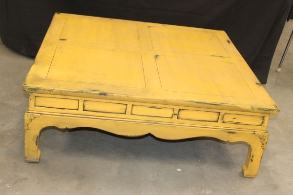 lot 93 image: Vintage Yellow Lacquer Chinoiserie Coffee Table in the style of Baker Furniture from the 1940s
