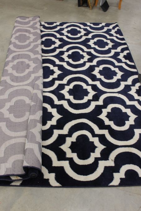 lot 109 image: Home Decor Rug