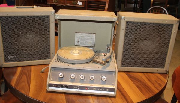lot 12 image: Vintage Newcomb TR1625M Tube Record Player
