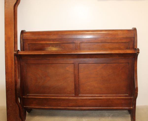lot 129 image: Vintage Queen Size Louis Phillippe Style Sleigh Bed