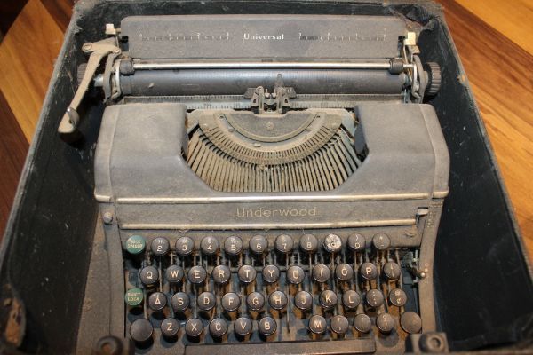 lot 14 image: Vintage Underwood Typewriter