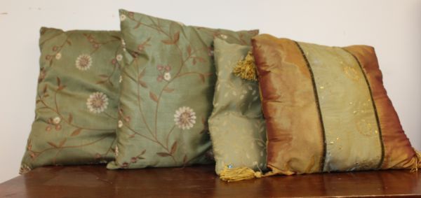 lot 146 image: Home Decor Pillows