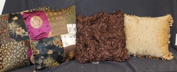 lot 148 image: Home Decor Pillows