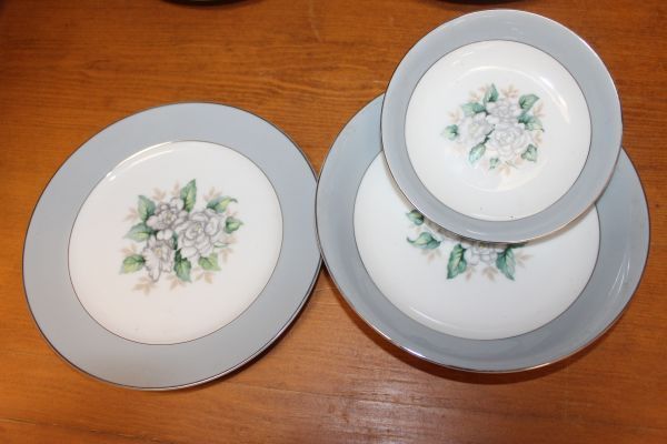 lot 155 image: Harmony House Sheraton 18 Pieces