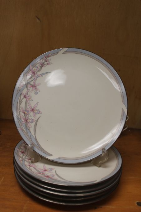 lot 156 image: American Royalty Plates, 6 Plates