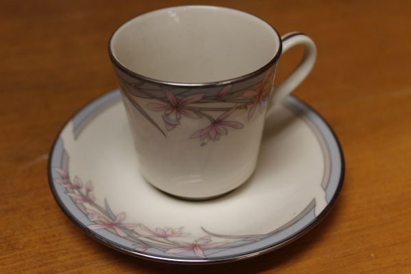 lot 157 image: American Royalty cups and saucers,16 Pieces