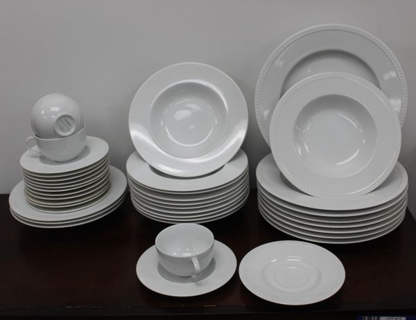 lot 158 image: Dinnerware, Crate & Barrel, see photos for more details, 38 pieces