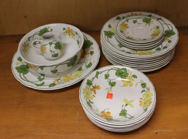 lot 161 image: Villeroy and Boch Geranium, 23 Pieces