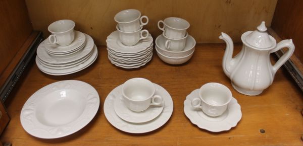 lot 166 image: Red Cliff Ironstone China 30 Pieces