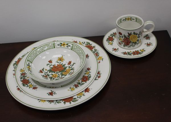 lot 178 image: Villeroy and Boch Summer Day Pattern, 16 Pieces