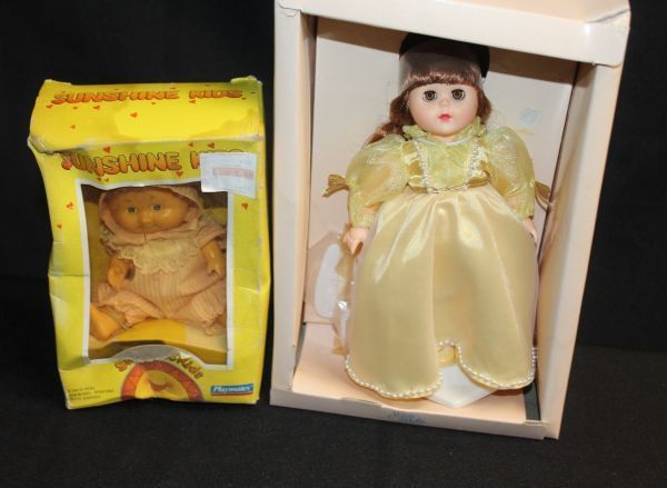 lot 201 image: Vintage 1988 Vogue Doll and 1980s Sunshine Kids Doll