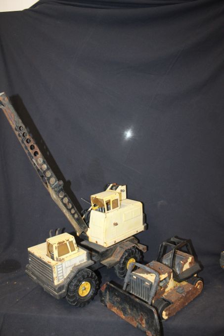 lot 204 image: Vintage Tonka T9 Dozer and a Nylint T24 Crane