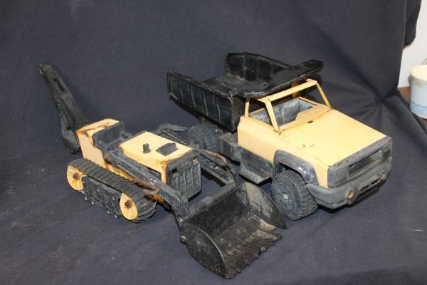 lot 205 image: Vintage Tonka Bull Dozer and Dump Truck