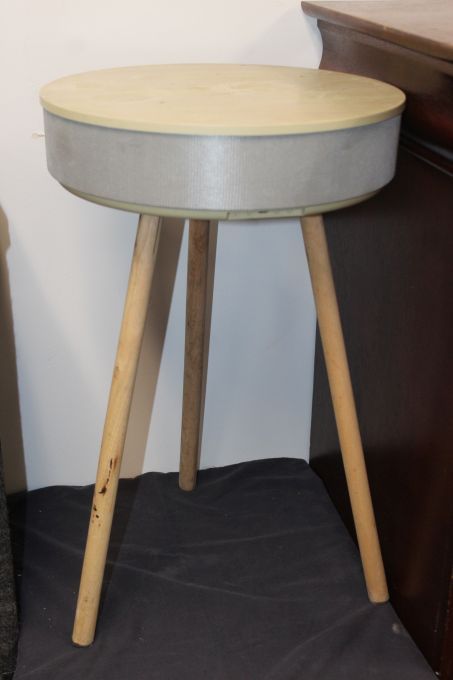 lot 211 image: Wireless Speaker Table