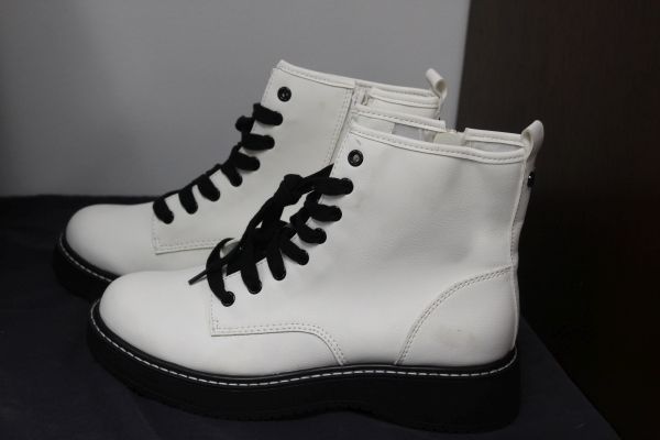lot 224 image: Madden NYC, Unworn with Tags Size 9