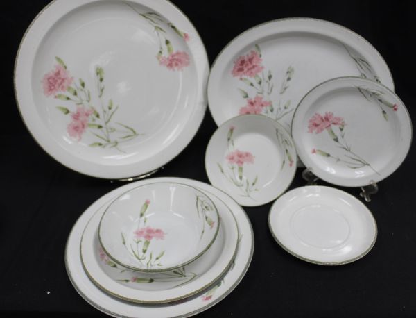 lot 16 image: Vintage Dinnerware Invitation aka Carnation pattern by Midwinter Stonehenge, 48 Pieces